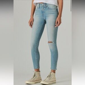 NWT Lucky Brand Mid Rise Ava Skinny Light wash Denim Jeans